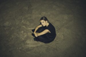 “Roomful Of People”: La Nueva Era de Rosie Darling, Un Regalo Sonoro para el Alma