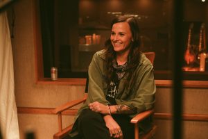 Emily Wolfe regresa con fuerza y autenticidad en “Dead End Luck”