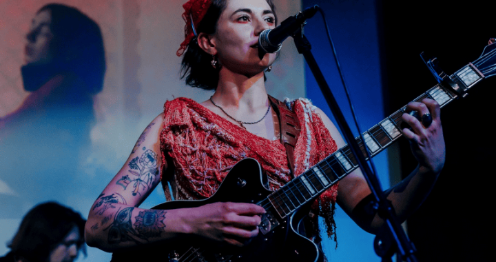 Vampiros y guitarras: el peculiar universo de “Twos” de The Noisy