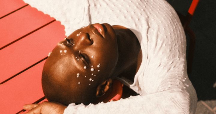 Kenan Kián pega fuerte con “Glue” y su sello alternativo