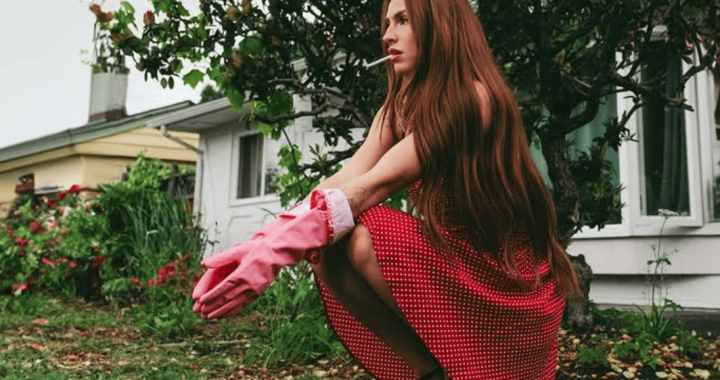 Sensualidad sin disculpas: Zoe Twist y su EP “Dumb Stuff”