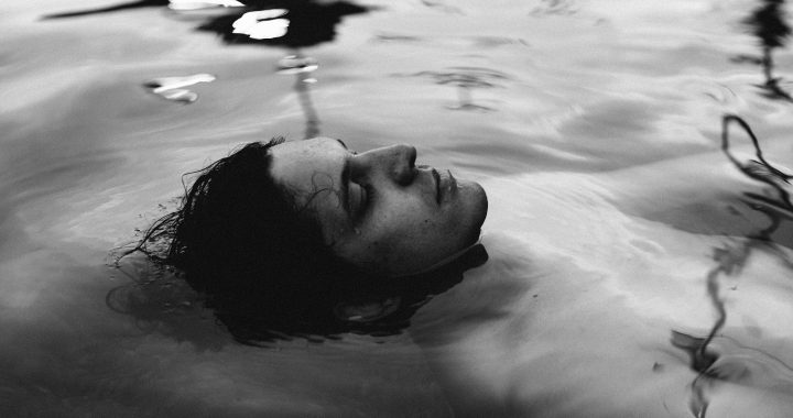 Conner Cherland: entre la vulnerabilidad y la belleza de lo cotidiano