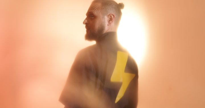 Tunacola: Nostalgia futurista y pop latino desde Chile
