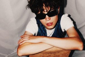 “Fashion”: Tom A. Smith viste de rock la nueva era del indie británico