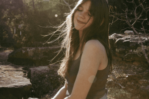 Annie Rose y la quietud que resuena en “Silence in the City”