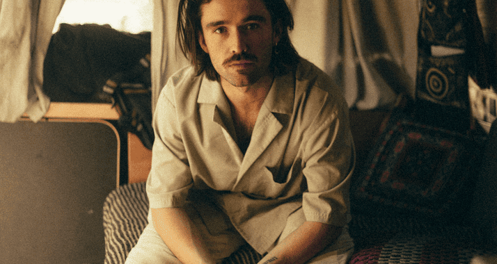 Jack Devlin y la sintonía del escape en “Radio”