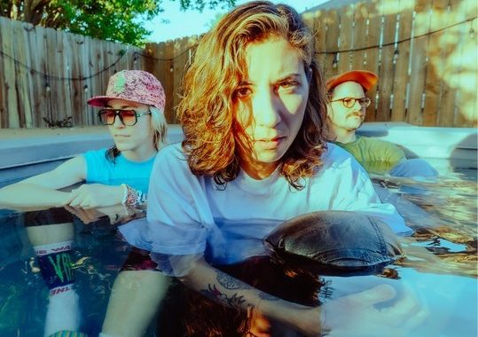 Weakened Friends: La energía cruda y visceral que revive el post-punk y el indie rock