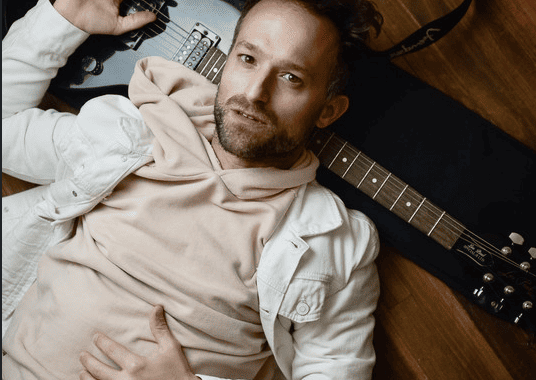 Felipe Havranek enciende “Hollywood”: una vuelta al rock con energía