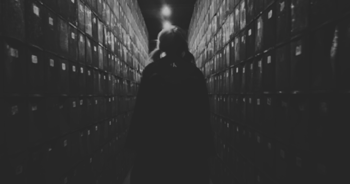 Maybe I’ll Stay in a Different Shadow: el debut intenso y emocional de &Tilly