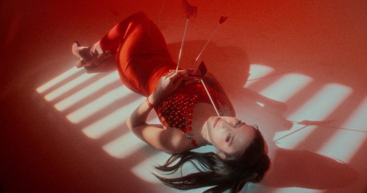 “Rehab”: El himno de independencia emocional que rompe esquemas de Mimi Rose