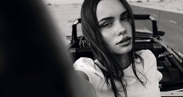 Nicole Obarzanek, entre luces de neón y verdades sin filtros