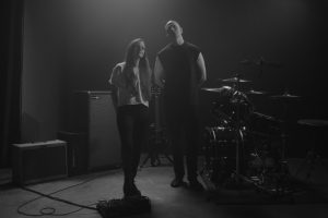 X / MIDHEAVEN: El heavy metal de Nashville con alma grunge