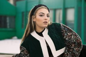 YaSi Regresa con “Old News”: Un Himno de Poder y Autoafirmación