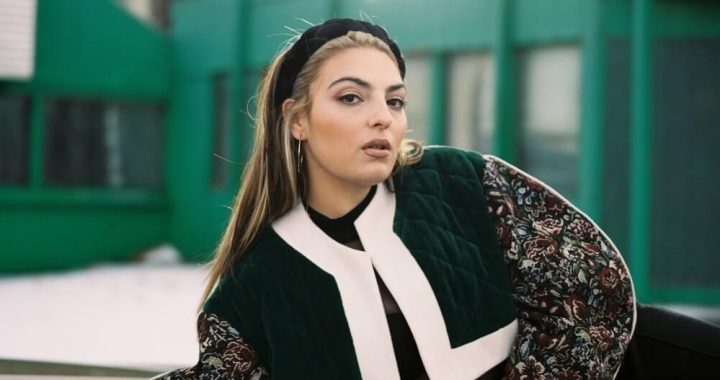 YaSi Regresa con “Old News”: Un Himno de Poder y Autoafirmación