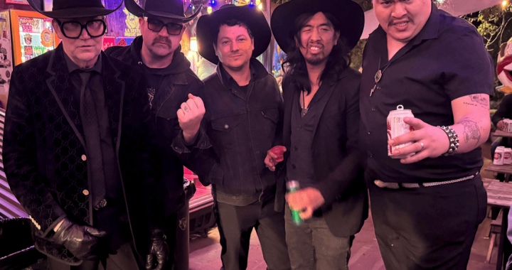 Entre el country y el mariachi de Brent Amaker