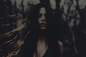 GoldCry: la voz etérea del alt-pop que cautiva con “Counterfeit”