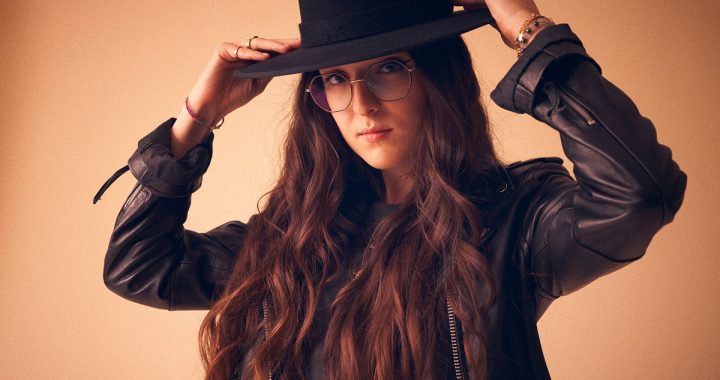 Veronica Fusaro: La Cantautora Suizo-Italiana que Mezcla Melancolía y Energía Pop
