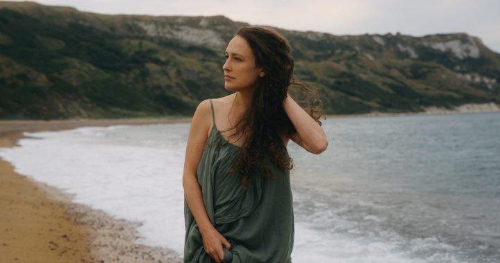 Izzie Yardley: la magia de sentir en tiempos extraños