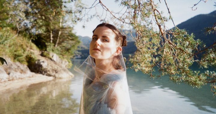 MOLTENO: Alt-Pop Etéreo que Fusiona Música, Arte y Emociones