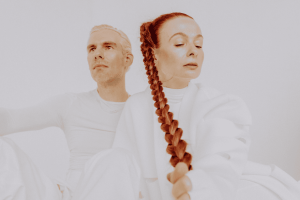 I Want Poetry y el reflejo musical de “Mirrors of the Sky”