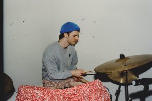 Christian Alexander regresa a la esencia lo-fi con “You”, un tema indie-folk de nostalgia íntima