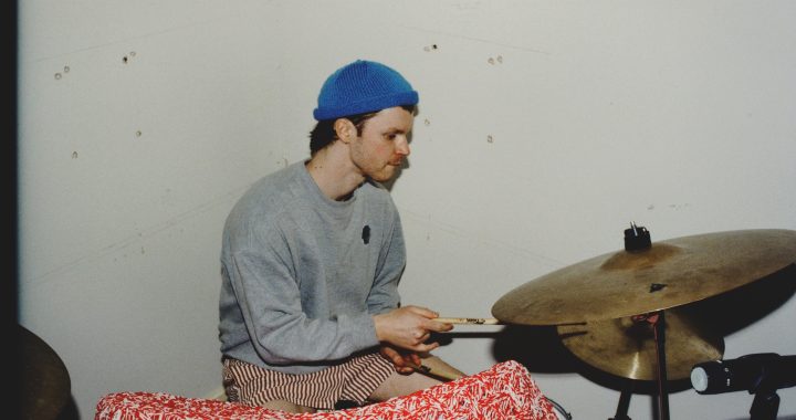 Christian Alexander regresa a la esencia lo-fi con “You”, un tema indie-folk de nostalgia íntima