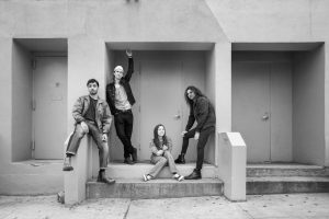 Blanket Approval y “Poor Bobby”: el pulso del rock neoyorquino entre calidez y confrontación