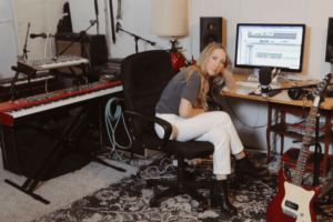 Tamar Berk revive el espíritu retro con “indiesleaze 2005”