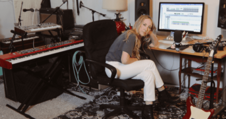 Tamar Berk revive el espíritu retro con “indiesleaze 2005”