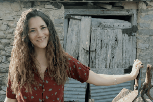 Maite Iriarte y la atmósfera acústica de “Tengo que decirte que”