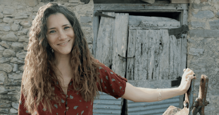 Maite Iriarte y la atmósfera acústica de “Tengo que decirte que”