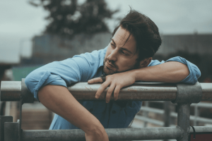 Jeremy & the Harlequins ilumina el indie pop con “Thunderbolt”