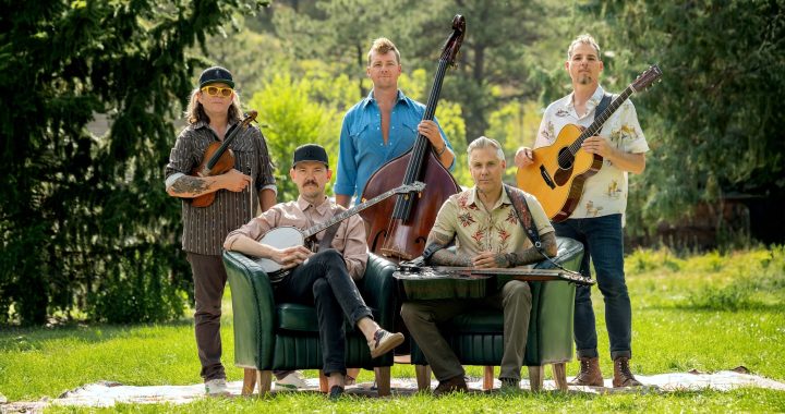 The Infamous Stringdusters y “Up From The Bottom”: bluegrass moderno con espíritu de superación