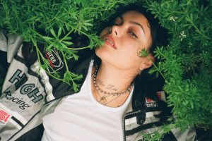 Louie El Ser y “Cicada”: el arte de esperar en un paisaje sonoro nocturno