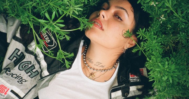 Louie El Ser y “Cicada”: el arte de esperar en un paisaje sonoro nocturno