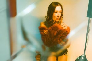 Hilar hacia adentro: Natasha Blaine enfrenta sus sombras en “Own Way (Pull the Thread)”