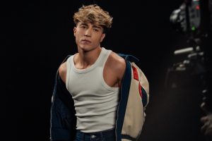 Carlos Marco rompe el hielo con ‘SUPERFICIAL’