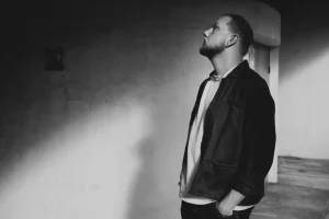 Alexander Wolfe y Everythinglessness: crónica íntima de la fragilidad emocional