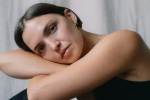 Olive Jones presenta “Kingdom”, un himno político lleno de soul y blues electrónico