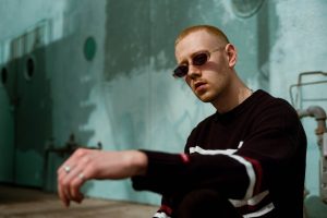 Miller Blue convierte la oscuridad en luz con “suicide doors”