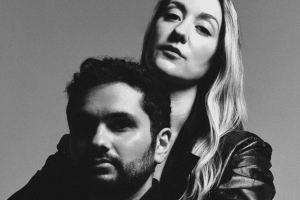 Mona et Toi y la introspección moderna de “Nothing Rhymes With Myself”