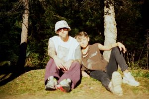 Sasha & The Bear transforman el duelo en belleza suspendida con “Air”