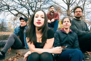 Snowcuffs y el dinamismo retro de “Burst”