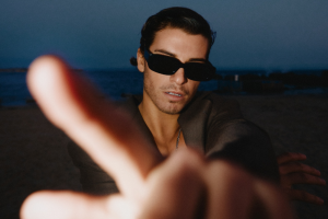 Louis Torre y la energía pop de “pity party”