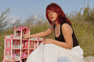 Valeria Roswell y su calidez en “LEJOS DE AQUÍ”