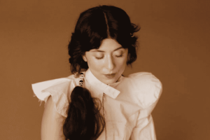 Daniela Andrade y “steer”: El indie pop que se mueve lento pero te engancha por completo