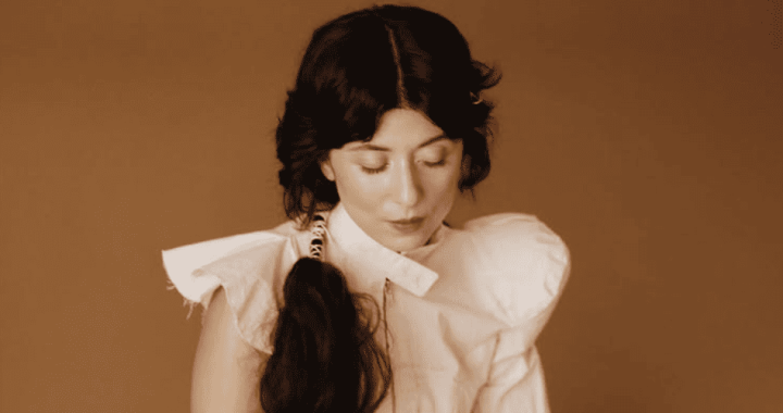 Daniela Andrade y “steer”: El indie pop que se mueve lento pero te engancha por completo