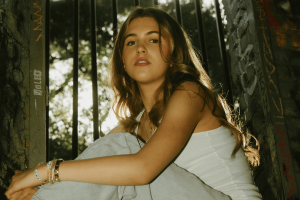 Siena Fantini y “a little less evil”: Un Folk-pop con dulzura y personalidad
