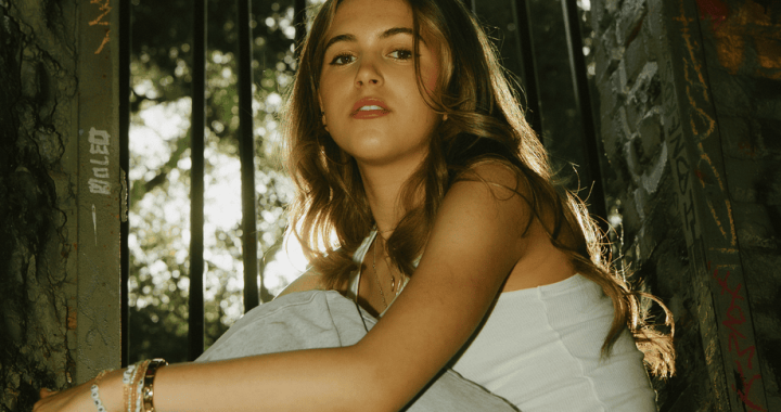 Siena Fantini y “a little less evil”: Un Folk-pop con dulzura y personalidad