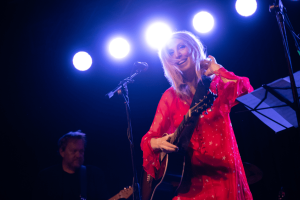 Florence Dore y el eco del rock en Twelve Great Minds (Department Meeting)